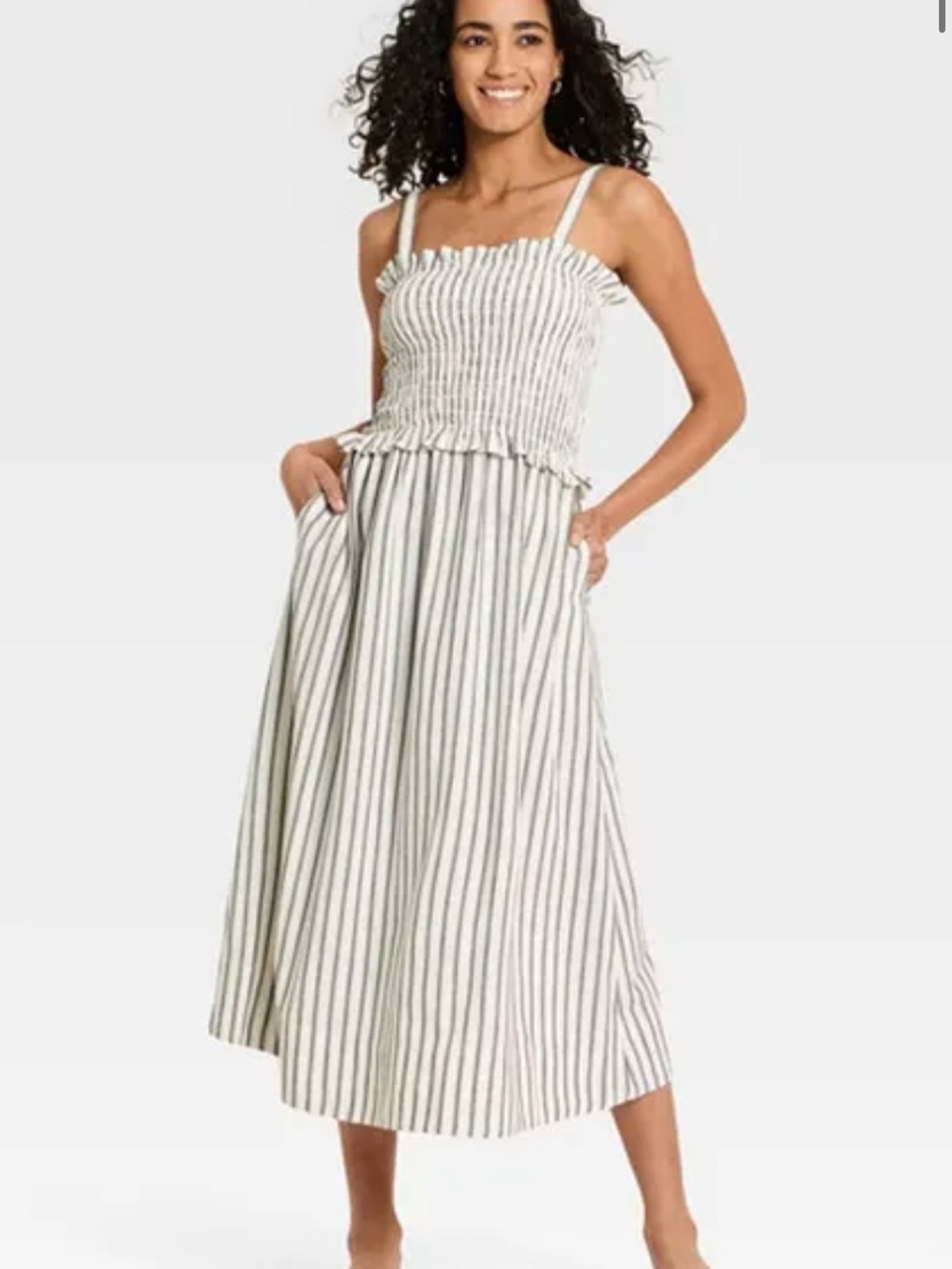 NWT Universal Threads Striped Smocked Midi Dress - White/Gray, Large